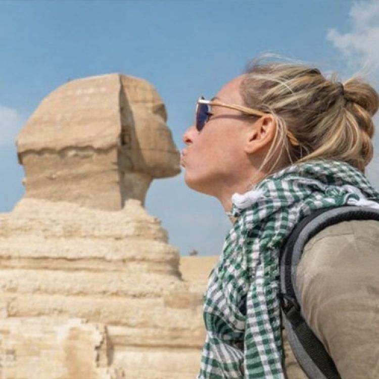 Tourists kissing Sphinx Statue